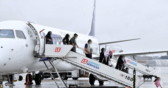 ​Do Polski przyleciał w nocy z wtorku na środę kolejny samolot z osobami ewakuowanymi z Afganistanu - wynika z danych serwisu Flightradar24. Jak poinformował wiceminister spraw zagranicznych Marcin Przydacz, na pokładzie znalazło się kilkudziesięciu Afgańczyków, o których ewakuację prosiła Litwa.