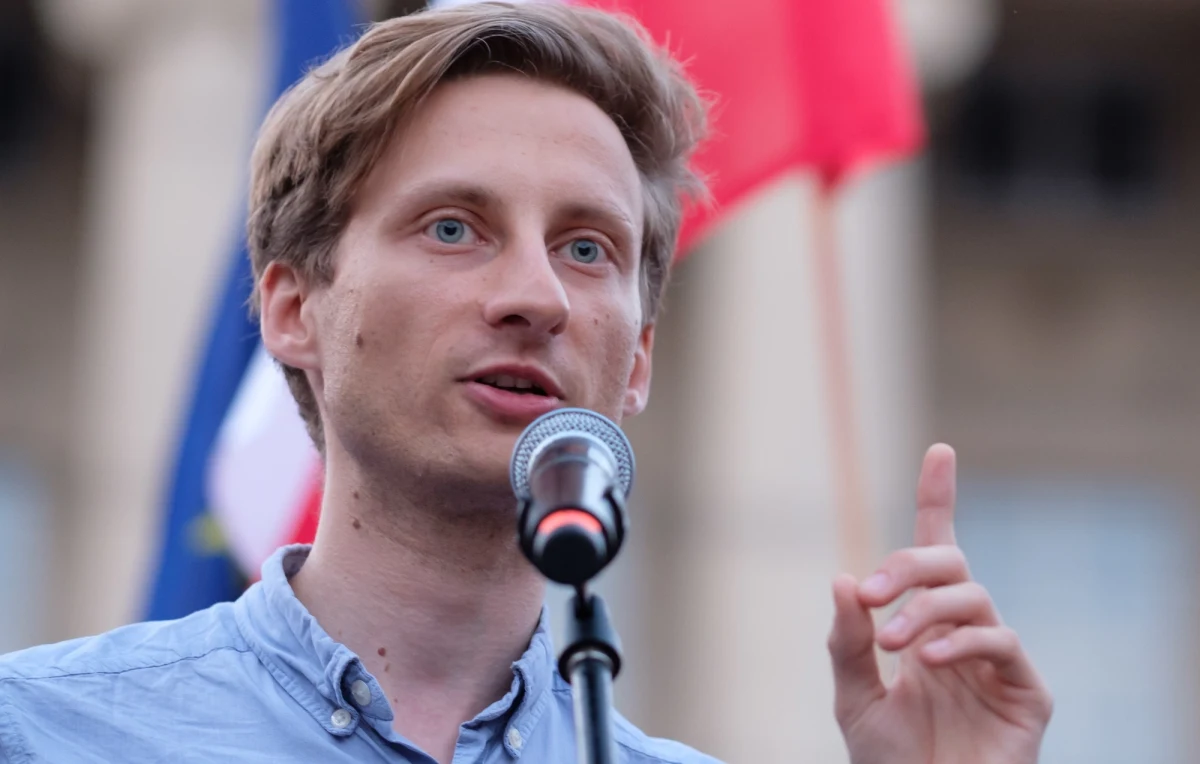 ​Poseł klubu Koalicji Obywatelskiej Franciszek Sterczewski został zatrzymany na granicy przez żołnierzy oraz funkcjonariuszy Straży Granicznej. Polityk próbował się przedrzeć przez kordon, by dostarczyć rzeczy dla migrantów koczujących od kilkunastu dni na polsko-białoruskiej granicy.