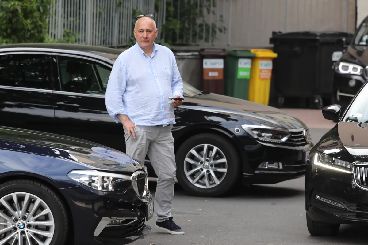 "Wyobraźmy sobie, że tacy politycy są u władzy w czasie kryzysu migracyjnego. Frasyniuk premierem, Szczerba szefem MON, Joński w MSWIA a ten "sprinter" w MSZ. Jak trzeba mieć "zryty beret" żeby będąc funkcjonariuszem publicznym, posłem na Sejm RP "tańczyć w teatrze" Łukaszenki" - ocenił europoseł PiS Joachim Brudziński.