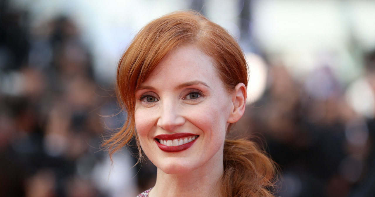 Jessicę Chastain, którą znamy m.in. ze "Służących" i "Drzewa życia" już wkrótce zobaczymy w dramacie biograficznym o słynnej amerykańskiej prezenterce i ewangelistce Tammy Faye Bakker. Aby wiarygodnie sportretować bohaterkę, której znakiem rozpoznawczym był bardzo mocny makijaż, Chastain musiała każdego dnia aplikować niebotyczne ilości kosmetyków. Jak wyznała, negatywnie odbiło się to na jej cerze. "Kiedy wreszcie zdjęłam cały ten makijaż, pomyślałam: 'Wyglądam na 50 lat!'. Podejrzewam, że trwale uszkodziłam sobie skórę" – ubolewa laureatka Złotego Globu.