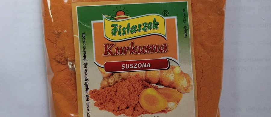 W przyprawie "Kurkuma suszona" wykryto salmonellę. GIS poinformował o wycofaniu produktu ze sprzedaży. Spożycie zakwestionowanej partii przyprawy może skończyć się zatruciem pokarmowym. 