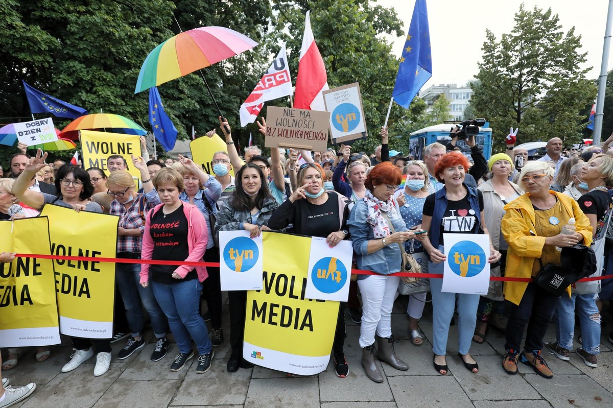 Parlament Europejski zajmie się „lex TVN”. Na pierwszej po wakacjach sesji plenarnej PE odbędzie debata na temat wolności mediów w Polsce – dowiedziała się dziennikarka RMF FM w Brukseli. To inicjatywa Europejskiej Partii Ludowej (EPL), do której należy PO i PSL. Formalny wniosek w tej sprawie złożył dzisiaj szef EPL w europarlamencie Manfred Weber.