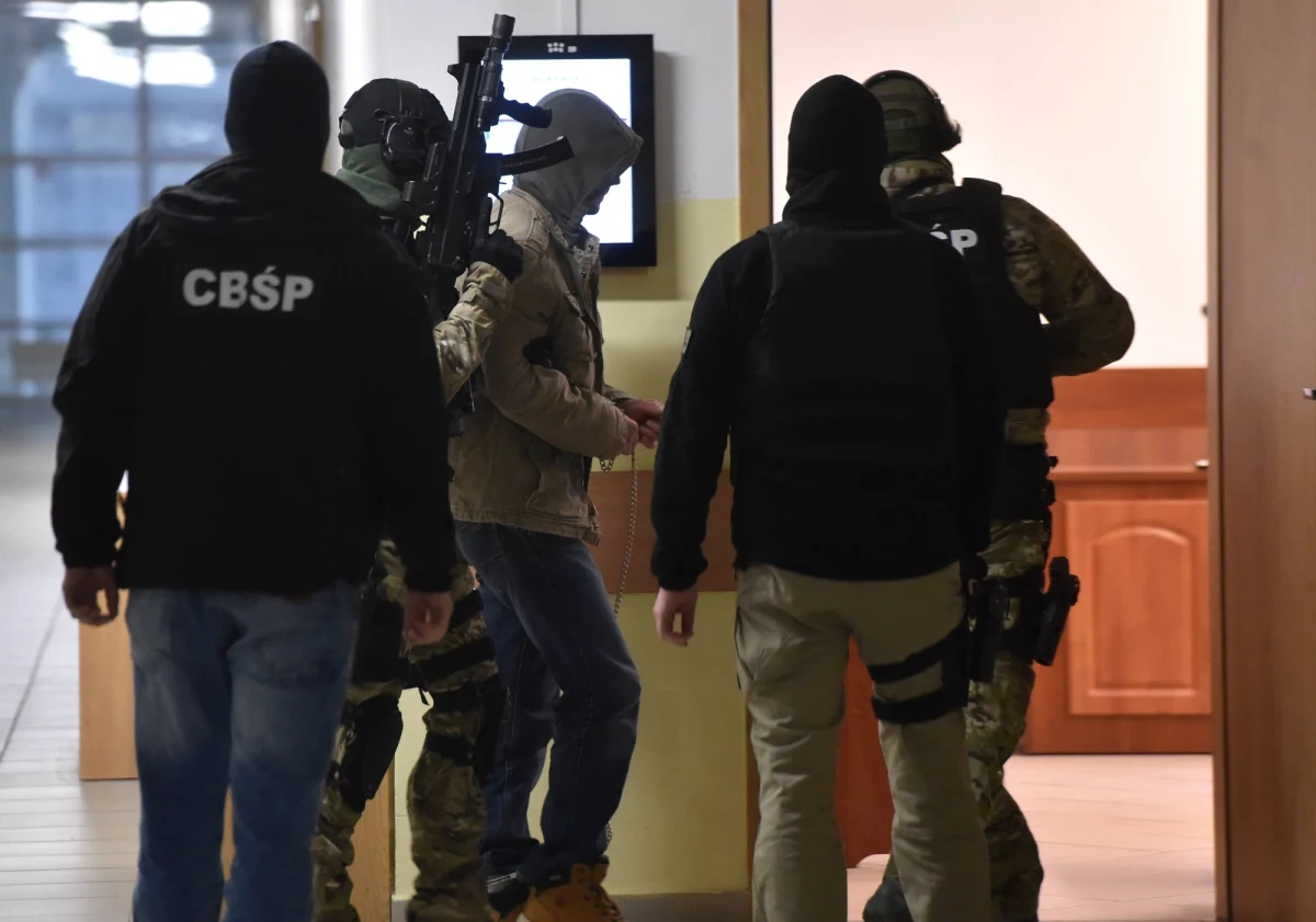 Trzech oskarżonych w procesie dotyczącym morderstwa premiera Piotra Jaroszewicza i jego żony Alicji będzie odpowiadać z wolnej stopy. Dwaj z nich mogą opuścić areszt, poza Dariuszem S., który w areszcie odbywał karę w innej sprawie. Sąd Okręgowy w Warszawie zdecydował o zamianie aresztu tymczasowego na policyjny dozór, zakaz kontaktu z innymi oskarżonymi i świadkami oraz zakaz opuszczania kraju.