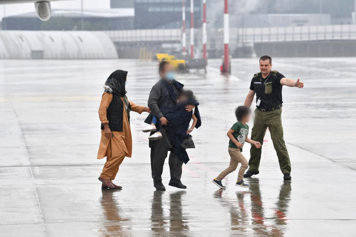 Ostatni samolot z ewakuowanymi z Kabulu ma w nocy wylądować w Warszawie. Polscy dyplomaci od wielu dni na lotnisku w Afganistanie starali się wyciągnąć z tłumu i zabrać na pokład osoby, które współpracowały z naszymi służbami. Wśród ewakuowanych jest między innymi Afgańczyk o pseudonimie "Jasiek".