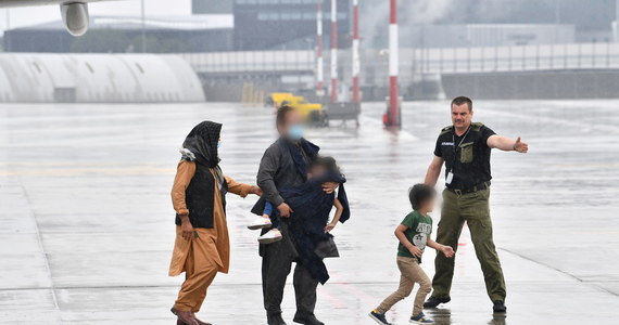 Ostatni samolot z ewakuowanymi z Kabulu ma w nocy wylądować w Warszawie. Polscy dyplomaci od wielu dni na lotnisku w Afganistanie starali się wyciągnąć z tłumu i zabrać na pokład osoby, które współpracowały z naszymi służbami. Wśród ewakuowanych jest między innymi Afgańczyk o pseudonimie "Jasiek".