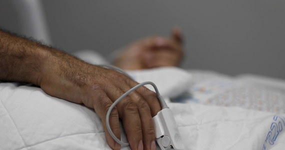 Z powodu nasilenia się pandemii Covid-19 w niektórych amerykańskich szpitalach znów zaczyna brakować wolnych łóżek na oddziałach intensywnej terapii. W całym kraju odsetek zajętych miejsc szpitalnych na OIOM-ie wynosi 77 procent.