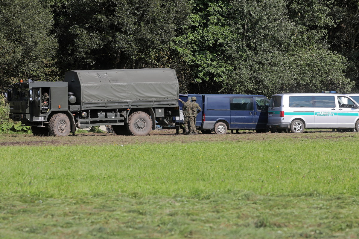 ​Europejski Trybunał Praw Człowieka zdecydował, że Polska musi zapewnić migrantom koczującym przy jej granicy żywność, ubrania, opiekę medyczną i, jeśli to możliwe, tymczasowe schronienie. "Jednocześnie środki te nie powinny być rozumiane jako wymóg", by Polska wpuściła tych migrantów na swoje terytorium - dodał ETPC.