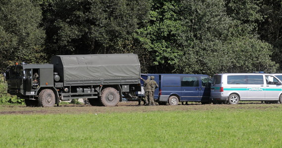 ​Europejski Trybunał Praw Człowieka zdecydował, że Polska musi zapewnić migrantom koczującym przy jej granicy żywność, ubrania, opiekę medyczną i, jeśli to możliwe, tymczasowe schronienie. "Jednocześnie środki te nie powinny być rozumiane jako wymóg", by Polska wpuściła tych migrantów na swoje terytorium - dodał ETPC.