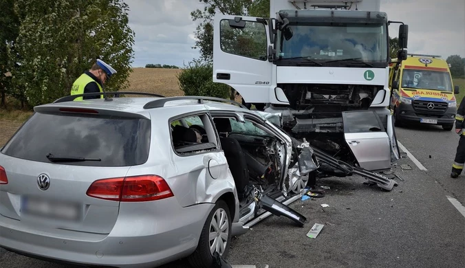 Zajączkowo: Osobówka czołowo zderzyła się z tirem. Wśród poszkodowanych jest dziecko