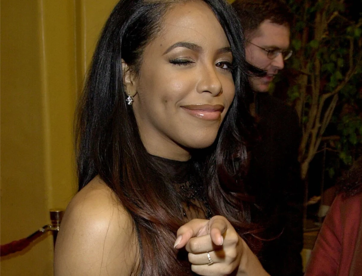 20 lat temu w katastrofie lotniczej na wyspach Bahama zginęła Aaliyah. 22-latka była u progu swojej kariery. Dziś w rocznicę jej tragicznej śmierci na jaw wychodzą szokujące informacje. Młodziutka piosenkarka soul bała się latać samolotami, przed wejściem na pokład zażyła tabletki nasenne. Znowu głośno jest także o jej małżeństwie z R. Kelly. Aaliyah miała go poślubić w wieku 15 lat.