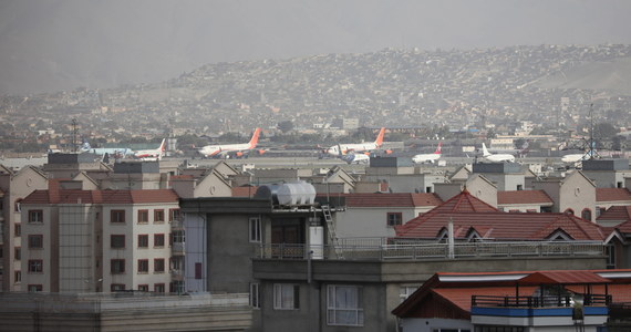 Tureccy żołnierze zaczęli opuszczać Afganistan - ogłosiło ministerstwo obrony w Ankarze. Turcja ogłosiła też, że jej siły nie będą zapewniać bezpieczeństwa na lotnisku w Kabulu po wyjściu Amerykanów, co wcześniej proponowała.