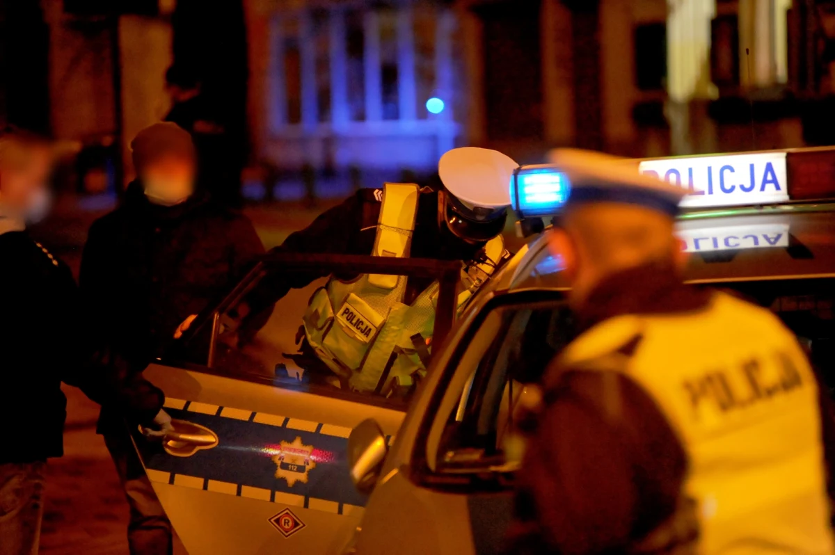 Trzech funkcjonariuszy policji zostało lekko rannych w pościgu za dilerem narkotykowym w okolicach Wadowic w Małopolsce.