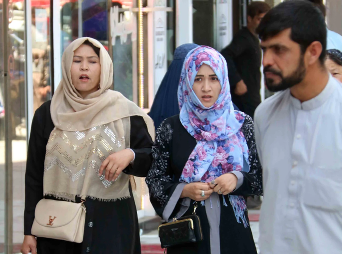 Rosną obawy o traktowanie kobiet i dziewczynek w Afganistanie. Talibowie powiedzieli pracującym Afgankom, by siedziały w domu, gdyż nie są bezpieczne w rękach talibskich bojowników – poinformowała telewizja CNN.