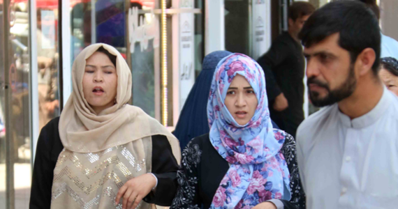 Rosną obawy o traktowanie kobiet i dziewczynek w Afganistanie. Talibowie powiedzieli pracującym Afgankom, by siedziały w domu, gdyż nie są bezpieczne w rękach talibskich bojowników – poinformowała telewizja CNN.