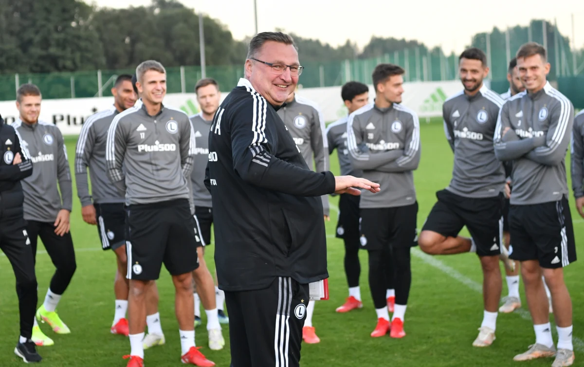 Piłkarze Legii staną wieczorem przed szansą awansu do fazy grupowej Ligi Europy. W ubiegłym tygodniu w 4. rundzie eliminacji zremisowali w Pradze ze Slavią 2:2. Początek rewanżu w Warszawie o godz. 21. W Lidze Konferencji świetnie zaś radzi sobie Raków Częstochowa.