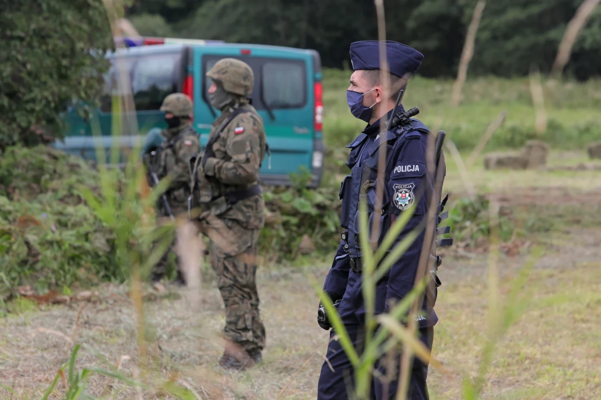 Wyrok Europejskiego Trybunału Praw Człowieka nie upoważnia Polski i Litwy do przekroczenia granicy z Białorusią – usłyszał dziennikarz RMF FM Piotr Bułakowski od pograniczników. Sąd międzynarodowy orzekł, że m.in. nasz kraj musi zapewnić migrantom koczującym przy granicy żywność, ubrania, opiekę medyczną i, jeśli to możliwe, tymczasowe schronienie. "Pokazuje to tylko, że nawet trybunał w Strasburgu uznaje naszą rację: te osoby są po stronie białoruskiej, i nie ma możliwości nielegalnego przekraczania granicy w miejscach do tego niewyznaczonych, bez odpowiedniego pozwolenia" - tak sprawę skomentował z kolei wiceszef resortu spraw zagranicznych Marcin Przydacz. 