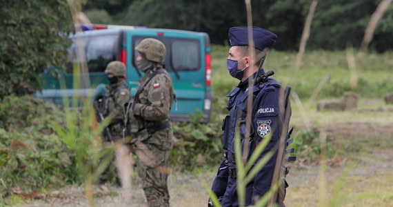 Wyrok Europejskiego Trybunału Praw Człowieka nie upoważnia Polski i Litwy do przekroczenia granicy z Białorusią – usłyszał dziennikarz RMF FM Piotr Bułakowski od pograniczników. Sąd międzynarodowy orzekł, że m.in. nasz kraj musi zapewnić migrantom koczującym przy granicy żywność, ubrania, opiekę medyczną i, jeśli to możliwe, tymczasowe schronienie. "Pokazuje to tylko, że nawet trybunał w Strasburgu uznaje naszą rację: te osoby są po stronie białoruskiej, i nie ma możliwości nielegalnego przekraczania granicy w miejscach do tego niewyznaczonych, bez odpowiedniego pozwolenia" - tak sprawę skomentował z kolei wiceszef resortu spraw zagranicznych Marcin Przydacz. 