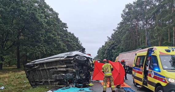 Tragiczny wypadek na drodze krajowej nr 10 w Cierpicach pod Toruniem. Służby poinformowały najpierw o jednej ofierze śmiertelnej, później okazało się jednak, że w pojeździe znajdowało się jeszcze jedno ciało. Nie zauważyli go zarówno policjanci i prokurator, jak i strażnicy oraz ratownicy medyczni. 