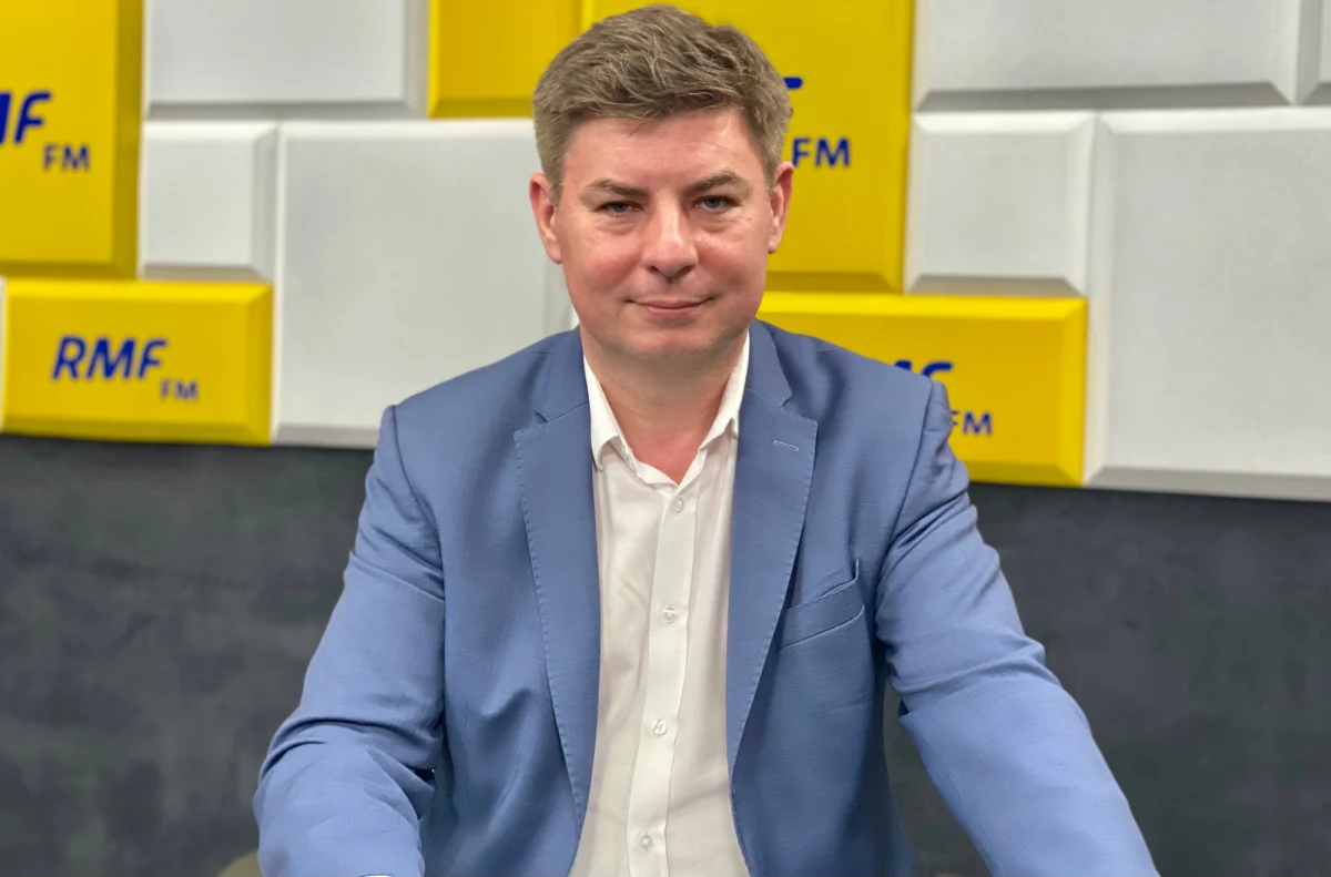 „Rozmawiamy ze wszystkimi. Nawet z posłami PiS-u. Wiemy, że polityka władzy nie podoba się wielu osobom. W klubie wrze” – mówił Jan Grabiec w Rozmowie w samo południe w RMF FM, komentując sprawę wniosku o odwołanie Elżbiety Witek. Dodał też, że jest wielu kandydatów na fotel marszałka Sejmu. Jak przekonuje Grabiec, odwołanie Witek, „to nie marzenia, to konieczność”. „Dzisiaj, kiedy Sejm organizuje osoba, która oszukała posłów w sprawie dalszego procedowania ustawy dotyczących mediów, to jest wstyd” – mówił rzecznik Platformy Obywatelskiej. 