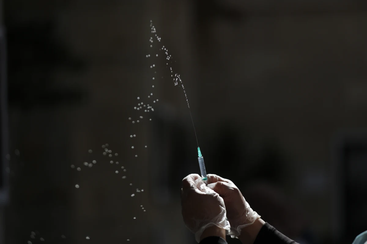 W przyszłym tygodniu Europejskie Centrum ds. Zapobiegania i Kontroli Chorób (ECDC) oraz Europejska Agencja Leków (EMA) wydadzą zalecenie w sprawie stosowania trzeciej dawki szczepionki przeciw Covid-19 – dowiedziała się nasza dziennikarka w Brukseli Katarzyna Szymanska–Borginon. 