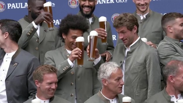 Z powodu epidemii koronawirusa drugi rok z rzędu monachijski festiwal piwa „Oktoberfest” został odwołany. Koronawirus nie przeszkodził piłkarzom Bayern Monachium, wznieśli coroczny toast za sukcesy osiągnięte i udany przyszły sezon. Jak przystało na sportowców, toast został wzniesiony piwem bezalkoholowym.