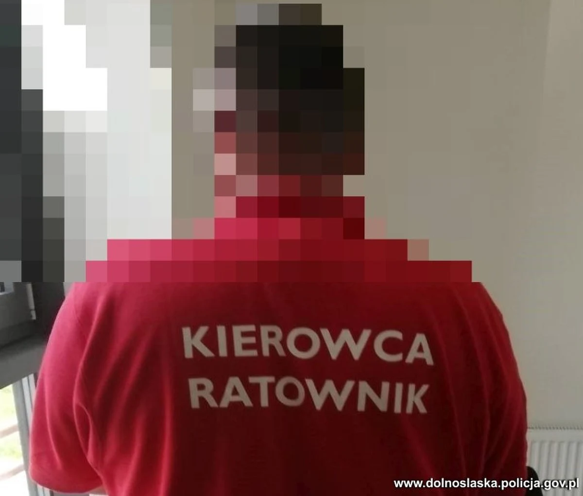 ​Policjanci z posterunku w Międzyborzu zatrzymali nietrzeźwego mężczyznę, który kierował karetką, używając sygnałów świetlnych. Kierujący w swoim organizmie miał ponad 2 promile alkoholu. Stanie przed sądem.
