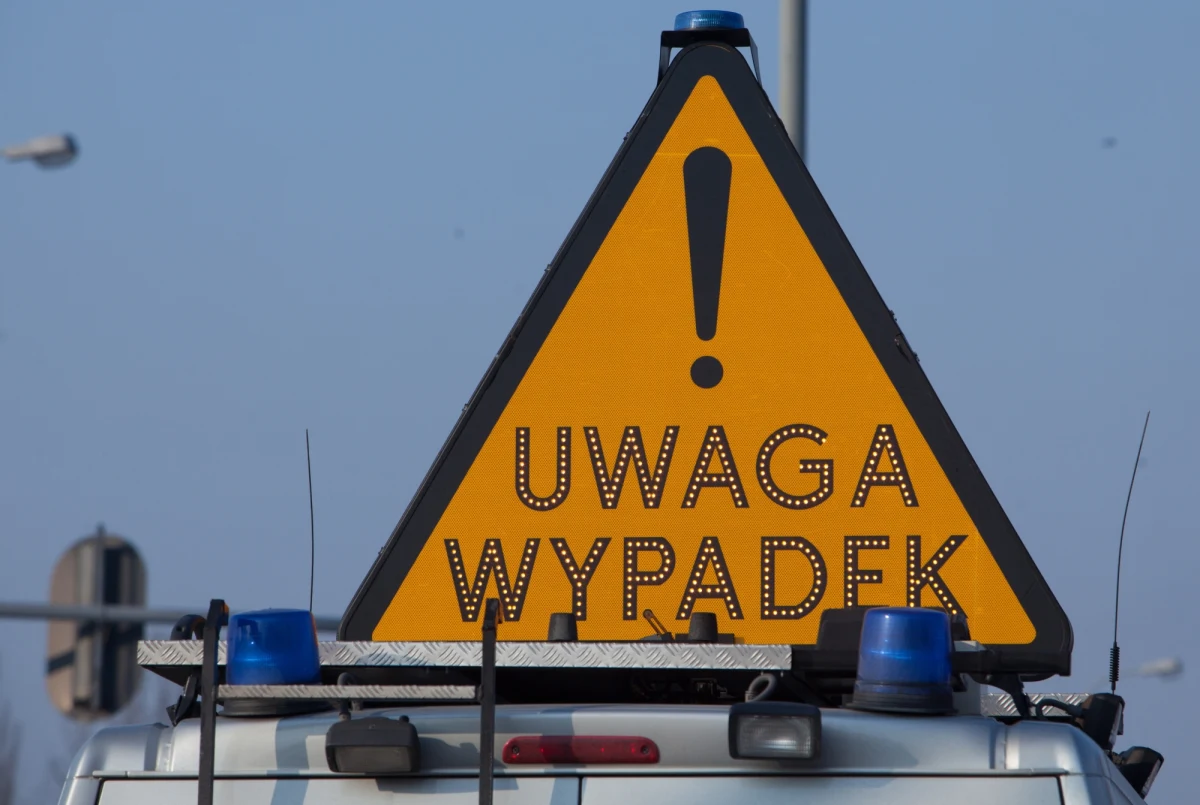 Zginęło dwóch mężczyzn, a troje dzieci zostało rannych w wypadku z udziałem autobusu i samochodu osobowego w miejscowości Witowice Górne na krajowej drodze 75 w Małopolsce.