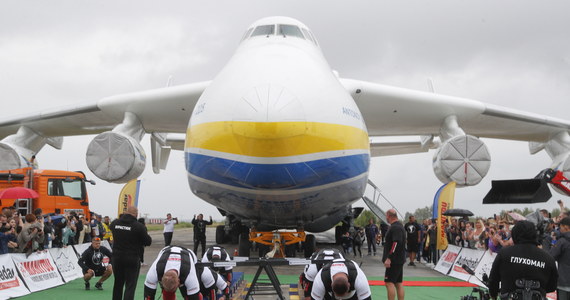 Ośmiu ukraińskich siłaczy przeciągnęło największy samolot transportowy świata - ukraiński Antonow An-225 Mrija, ustanawiając rekord świata - podaje agencja Unian. 330-tonową maszynę przeciągnięto na ponad cztery metry.