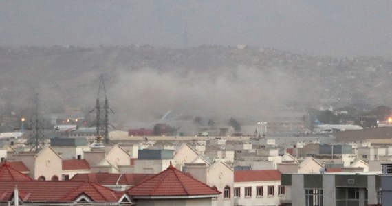 "W tym momencie w Kabulu nie ma żadnego polskiego dyplomaty. Siły wojskowe są wycofywane, udało się ochronić życie i zdrowie naszych ludzi" - mówił wiceszef MSZ Marcin Przydacz. Na lotnisku w Kabulu doszło dziś do wybuchu. Media podają informacje o wielu ofiarach.