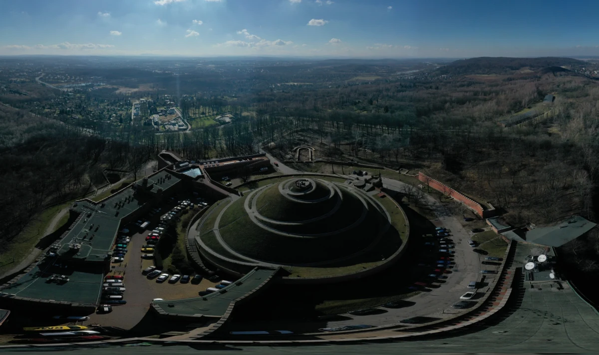 Przez ostatnie dwa miesiące, w każdy piątek, nasi dziennikarze prezentowali punkty widokowe w całej Polsce. W ostatni piątek wakacji, w cyklu "Widoki na Polskę" miejsce niezwykłe dla Krakowa, jego mieszkańców i dla dziennikarzy RMF FM. Chodzi o Kopiec Kościuszki. To u jego stóp znajduje się siedziba naszego radia, które nadaje stąd nieprzerwanie od 31 lat. 