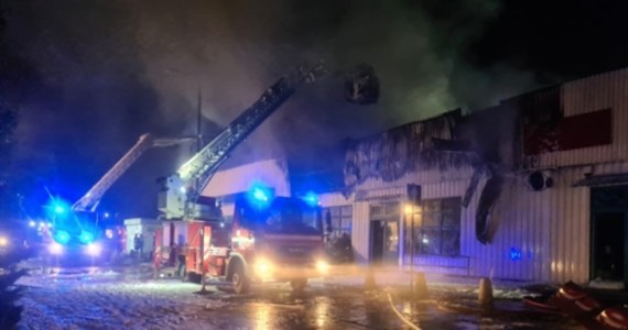 Kilkanaście zastępów straży pożarnej gasi pożar pawilonu handlowego w centrum Ozorkowa koło Łodzi. Ogień objął kilkaset metrów kwadratowych blaszanej hali, w której mieści się kilka sklepów i punktów usługowych. Nie ma informacji o poszkodowanych.