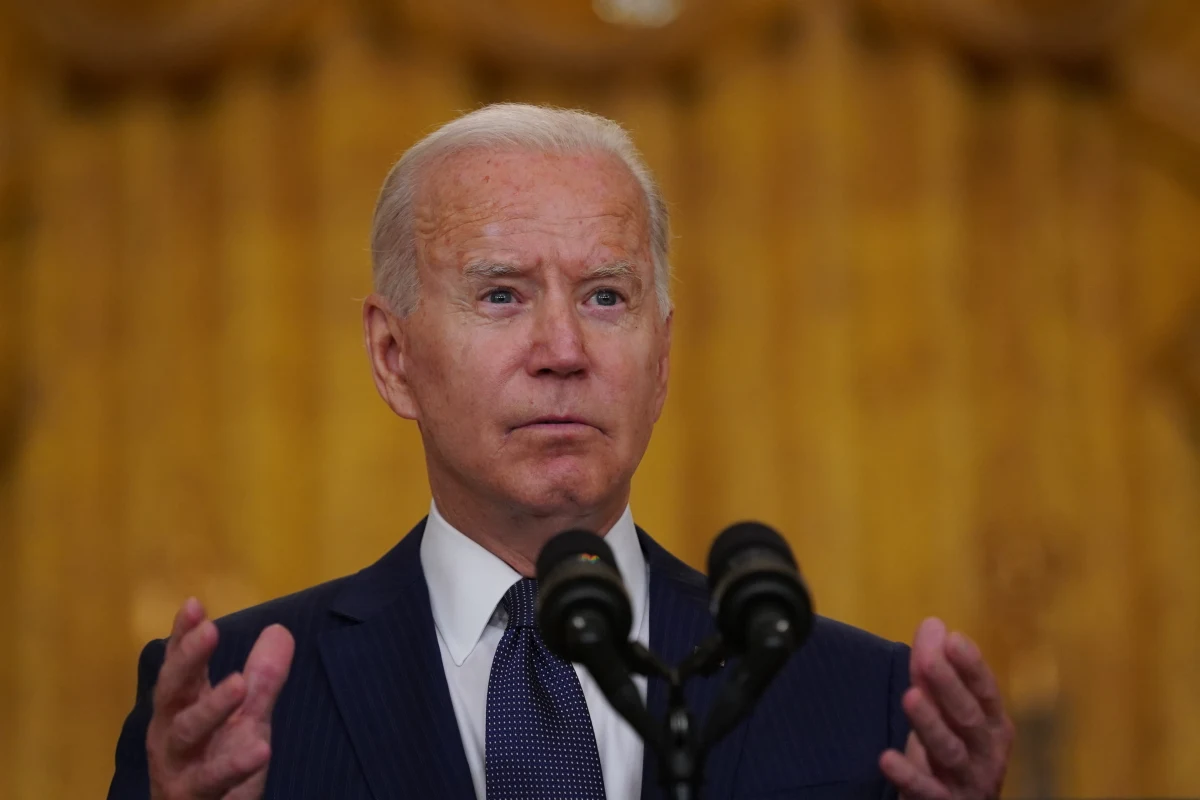 „Nie zapomnimy tego, nie wybaczymy, zmusimy was, byście za to zapłacili” - powiedział prezydent USA Joe Biden, zwracając się do sprawców zamachu z Kabulu. Jak dodał, ten atak nie przerwie misji ewakuacyjnej i nie zmienił jego zdania na temat decyzji o wyjściu z Afganistanu.