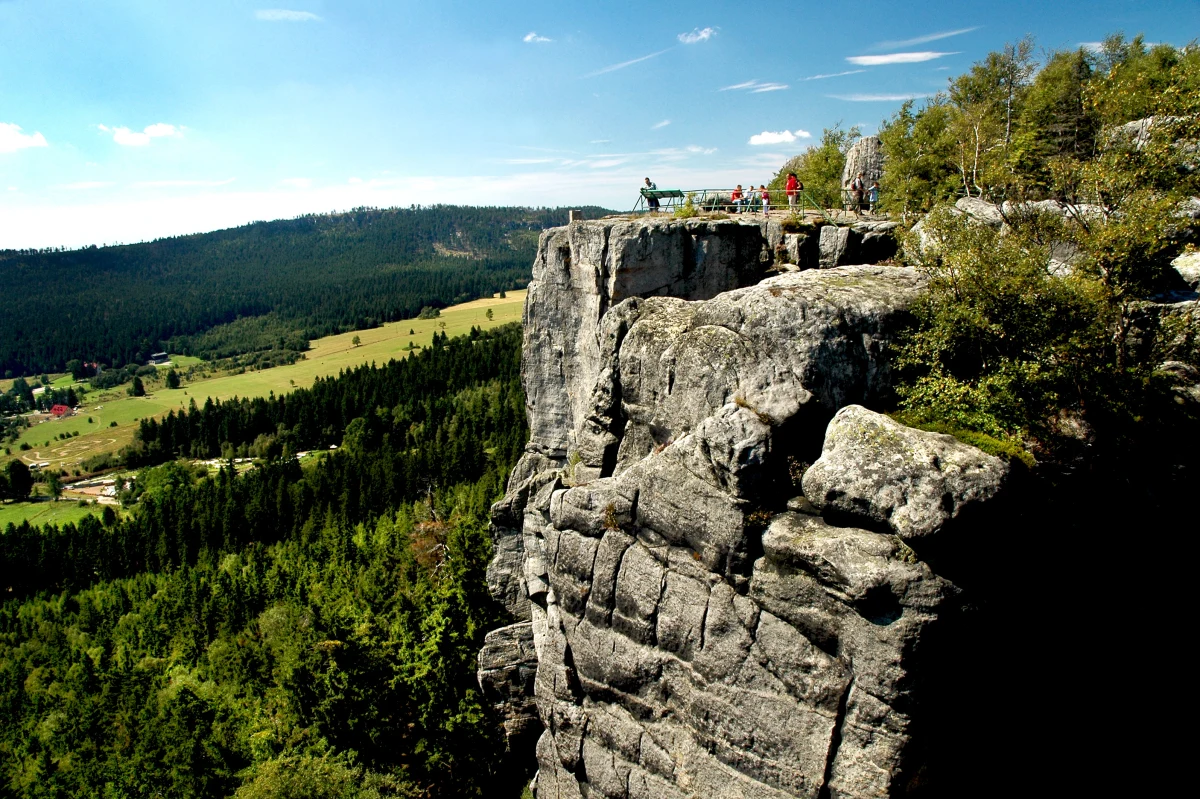 Wysokość szczytu Szczeliniec Wielki w Górach Stołowych, podawana w podręcznikach i atlasach jako 919 m n.p.m., jest błędna i zaniżona o 3 metry - wynika z nowych pomiarów geodezyjnych Instytutu Geodezji i Geoinformatyki Uniwersytetu Przyrodniczego we Wrocławiu.