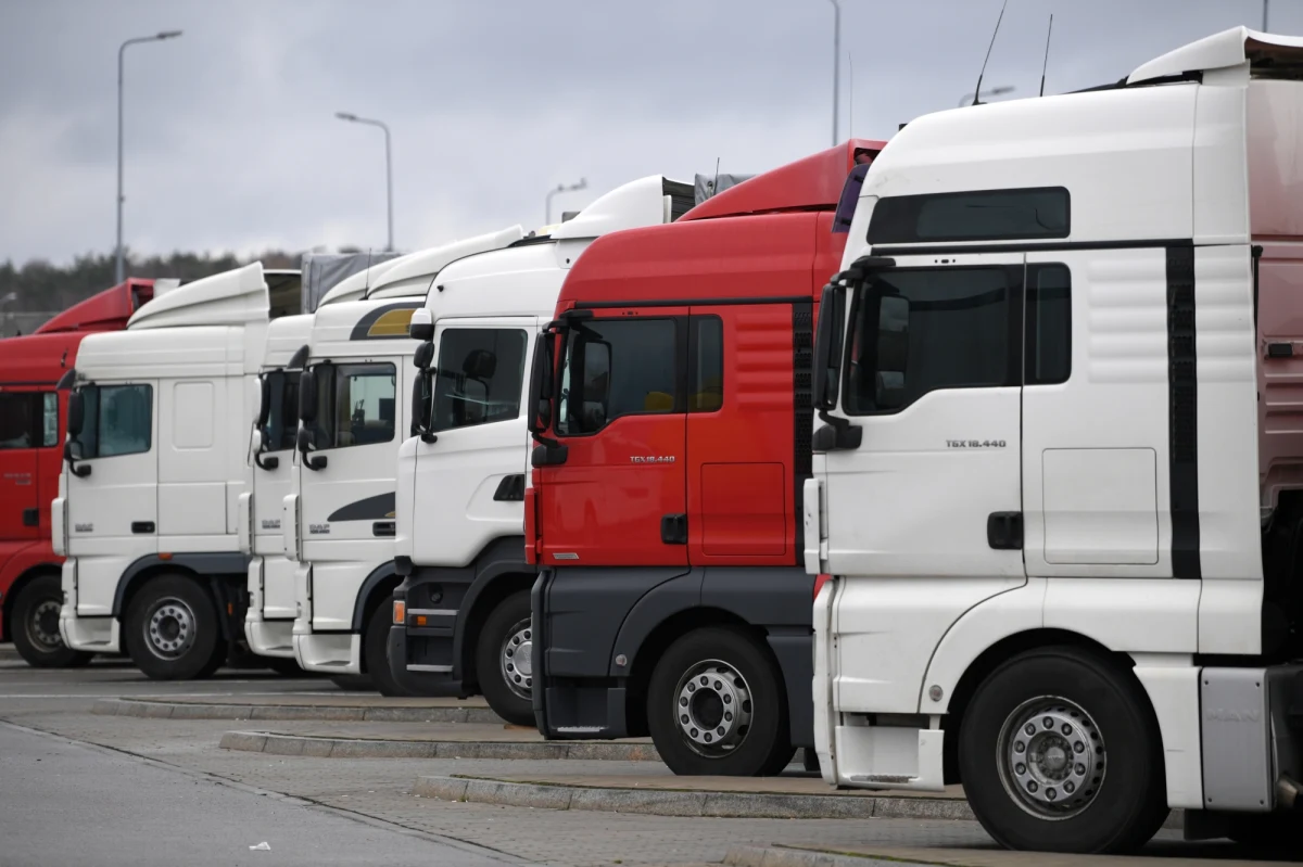 Ponad stu tysięcy kierowców zawodowych brakuje w tej chwili w Polsce. To wniosek z danych organizacji zrzeszających firmy transportowe. Największy deficyt jest na południu i zachodzie kraju.