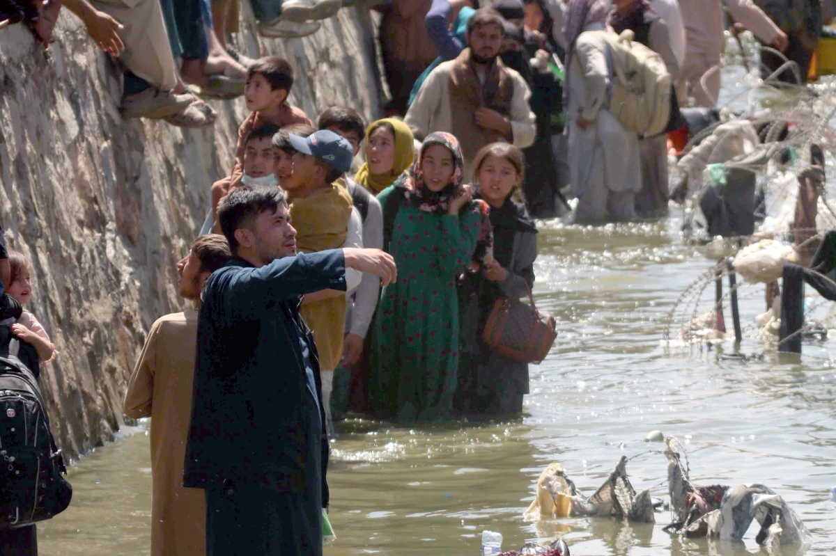 Co najmniej 90 afgańskich cywilów oraz 13 amerykańskich żołnierzy zginęło w dwóch zamachach bombowych w pobliżu lotniska w Kabulu. Rannych zostało około 150 osób. Dane te potwierdzają Pentagon i ministerstwo zdrowia Afganistanu. Może się jednak okazać, że ofiar jest o wiele więcej. Do eksplozji doszło, gdy kraje Zachodu przeprowadzają masową ewakuację z kraju opanowanego przez talibów. Do przeprowadzenia zamachu przyznało się ISIS. Prezydent USA Joe Biden zapowiedział odwet. "Nie zapomnimy tego, nie wybaczymy, zmusimy was, byście za to zapłacili" - powiedział.