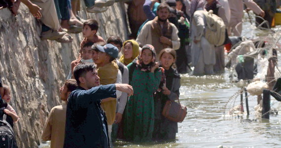 Co najmniej 90 afgańskich cywilów oraz 13 amerykańskich żołnierzy zginęło w dwóch zamachach bombowych w pobliżu lotniska w Kabulu. Rannych zostało około 150 osób. Dane te potwierdzają Pentagon i ministerstwo zdrowia Afganistanu. Może się jednak okazać, że ofiar jest o wiele więcej. Do eksplozji doszło, gdy kraje Zachodu przeprowadzają masową ewakuację z kraju opanowanego przez talibów. Do przeprowadzenia zamachu przyznało się ISIS. Prezydent USA Joe Biden zapowiedział odwet. "Nie zapomnimy tego, nie wybaczymy, zmusimy was, byście za to zapłacili" - powiedział.