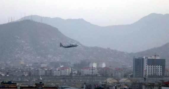 Po atakach terrorystycznych na lotnisko w Kabulu operacja ewakuacji cywilów z Afganistanu znów przyspiesza. Samoloty latają regularnie, obywatele państw zachodnich mają opuścić lotnisko do 30 sierpnia - informuje Agencja Reutera na podstawie swoich źródeł.
