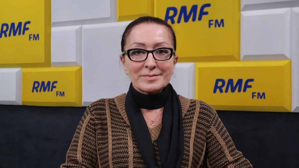 "Papier wytrzymuje bardzo dużo i założenia mogą być bardzo restrykcyjne i bardzo bogate. Ale dziecko jest żywym organizmem, który nie zawsze jest posłuszny osobom dorosłym" - tak dyrektor Szkoły Podstawowej nr 103 w Warszawie Danuta Kozakiewicz komentowała w Rozmowie w samo południe w RMF FM wytyczne Głównego Inspektora Sanitarnego, które MEiN rozesłało do szkół. Jej zdaniem, takie czysto teoretyczne wytyczne są "nie do zrobienia". "Szczególnie wśród małych dzieci. A wśród starszych, nawet jeżeli wprowadzimy bardzo ostre zasady dyscypliny to pamiętajmy, że dziecko, nastolatek wychodząc ze szkoły, zrobi dokładnie to, czego zabranialiśmy mu w szkole" - mówiła Kozakiewicz. "Będzie dystans na terenie placówki, a tuż za bramą szkoły będzie rzucenie się sobie na szyję, wymienienie się dokładnie tymi rzeczami, którymi w szkole wymienić się nie można było. To jest tak naprawdę fikcja" - dodała dyrektorka.