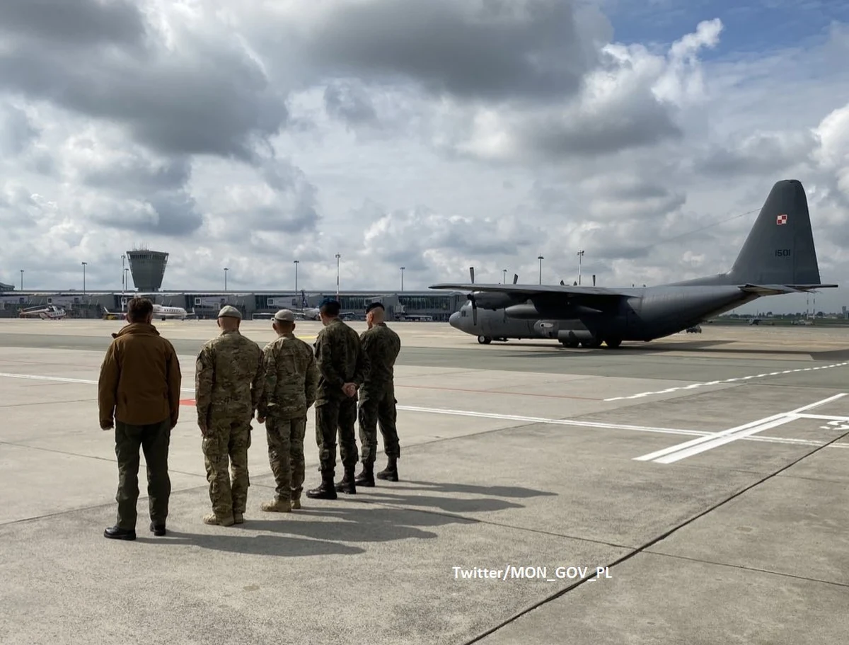 Na wojskowym lotnisku w Warszawie wylądowały dwa samoloty Hercules z polskimi żołnierzami, którzy wrócili z misji w Afganistanie. Na płycie lotniska przywitał ich minister obrony narodowej Mariusz Błaszczak.