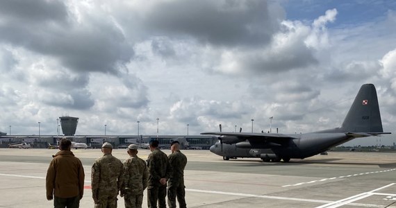 Na wojskowym lotnisku w Warszawie wylądowały dwa samoloty Hercules z polskimi żołnierzami, którzy wrócili z misji w Afganistanie. Na płycie lotniska przywitał ich minister obrony narodowej Mariusz Błaszczak.