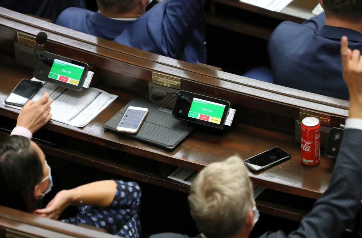 36 proc. Polaków uważa, że obecnie posłowie pracują mniej, niż w poprzednich kadencjach. Natomiast zdaniem 73 proc. wynagrodzenie parlamentarzystów jest za wysokie - wynika z sierpniowego sondażu Kantar. Jedynie 12 proc. badanych sądzi, że posłowie pracują więcej niż kiedyś, a 6 proc. uważa, że zarabiają za mało. 