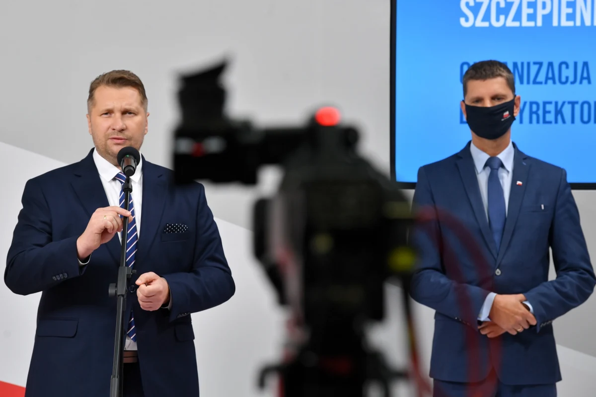 „Wszystkie działania, które podjęliśmy na przestrzeni ostatnich miesięcy, prowadzą do jednego celu - 1 września dzieci i młodzież wracają do pracy w trybie stacjonarnym. Wracamy do normalności sprzed pandemii” – zapewnił minister edukacji i nauki Przemysław Czarnek podczas konferencji dotyczącej nowego roku szkolnego. 