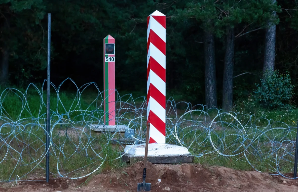​NATO gotowe jest pomóc Polsce w sprawie zagrożenia hybrydowego na granicy z Białorusią. "NATO uważnie monitoruje sytuację na granicy z Białorusią, która wywiera presję migracyjną na naszych sojuszników - Litwę, Łotwę i Polskę" - przekazały naszej dziennikarce w Brukseli służby prasowe w Kwaterze Głównej NATO.