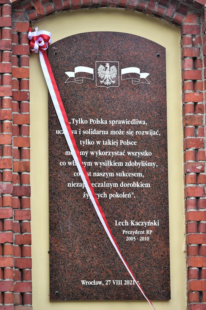 Tablica poświęcona prezydentowi Lechowi Kaczyńskiemu