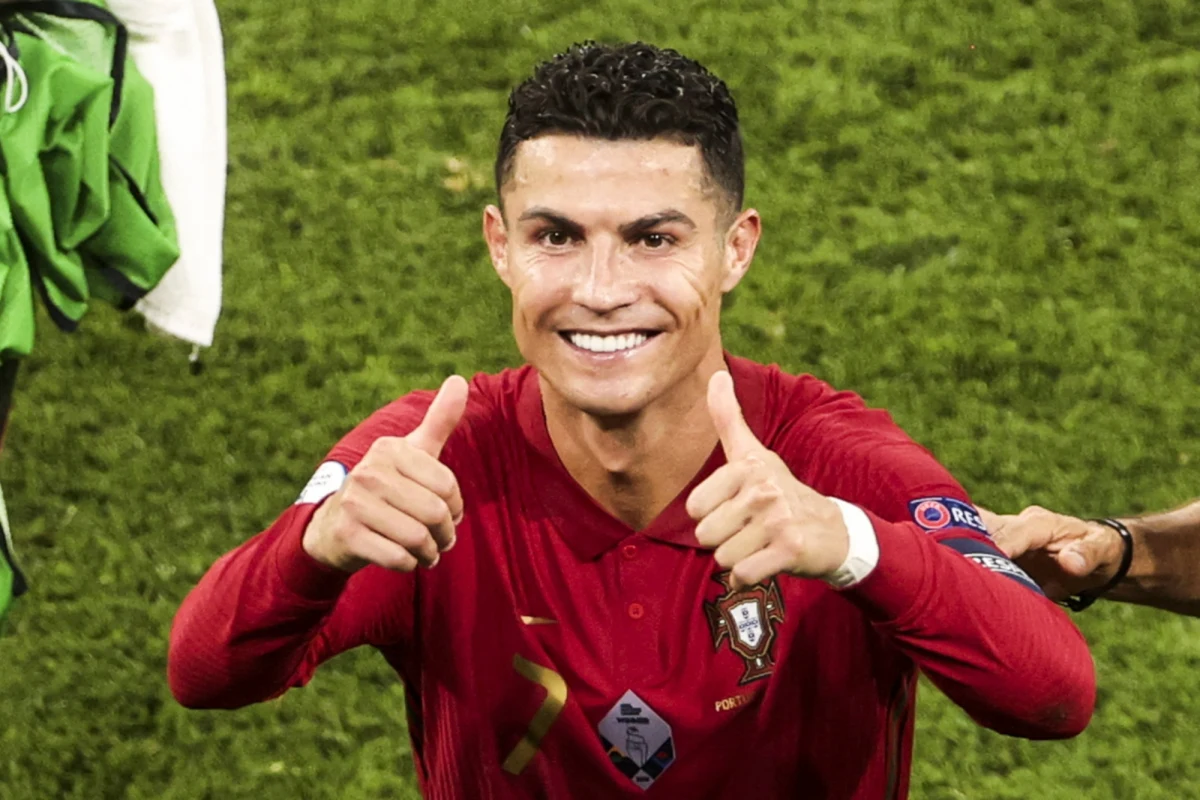 Sezon szalonych transferów. Jeszcze wczoraj media donosiły, że Cristiano Ronaldo zagra w Manchester City. Dziś nastąpił niespodziewany zwrot akcji i piłkarza zobaczymy ponownie w barwach Czerwonych Diabłów.