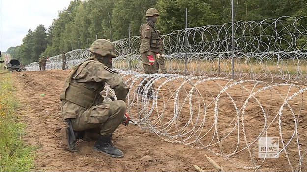 "Wydarzenia": Trzy kilometry na dobę. Polska w ekspresowym tempie buduje mur na granicy z BiałorusiąPolska znów zwróciła się do białoruskich władz o pozwolenie na wjazd transportu z pomocą humanitarna dla koczujących w Usnarzu Górnym migrantów. Coraz trudniej ustalić ile osób przebywa w prowizorycznym obozie, a według naszej straży granicznej część z nich się wymienia. To nie jedyny element wojny hybrydowej, reżim Łukaszenki wciąż więzi polskich działaczy a teraz zamyka kolejną polską szkołę - tym razem w Brześciu. Cyprian Jopek w swoim materiale pokazuje również szybkie tempo budowy płotu na granicy z Białorusią.