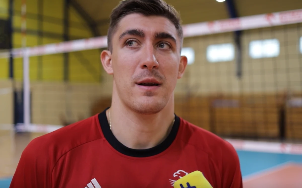 "Atmosfera w reprezentacji jest bardzo dobra. Jeśli dołożymy do tego siatkarską jakość to stać nas na sukces podczas Mistrzostw Europy" - mówi w rozmowie z RMF FM atakujący Grupy Azoty ZAKSA Kędzierzyn-Koźle Łukasz Kaczmarek. Nasz siatkarz liczy, że Polacy podobnie jak w 2014 roku podczas Mistrzostw Świata zagrają w wielkim finale w katowickim Spodku: "Tamten mecz oglądałem w telewizji. Cieszę się, że teraz mam szansę zająć miejsce tamtych chłopaków" - mówi Kaczmarek.