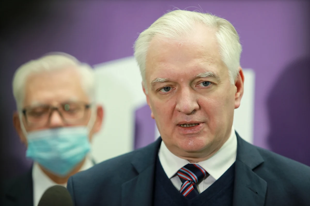 "Dla obozu PiS stałem się osobą trędowatą" – przyznał w rozmowie z "Gazetą Wyborczą" lider Porozumienia i były wicepremier Jarosław Gowin. Zdradził też, że od czasu swojej dymisji nie rozmawiał z prezesem Prawa i Sprawiedliwości Jarosławem Kaczyńskim lub premierem Mateuszem Morawieckim. "Wiedzą dobrze, że jeśli odbiorę im nawet 2-3 proc., to utrata władzy przez PiS będzie praktycznie przesądzona" – stwierdził.