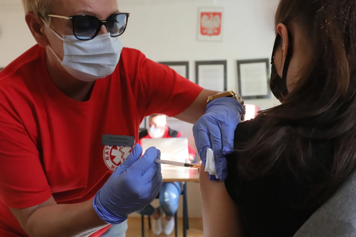 W ciągu ostatniej doby odnotowano w Polsce 290 zakażeń koronawirusem. Zmarło 5 pacjentów z Covid-19. 