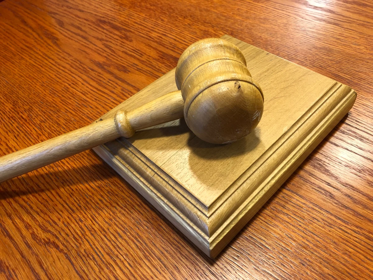 Dwie osoby zostały oskarżone w sprawie tzw. lichwy mieszkaniowej. Oskarżeni zawarli ponad 80 umów na kwotę prawie 5 milionów złotych. Akt oskarżenia w tej sprawie trafił do Sądu Okręgowego w Katowicach.